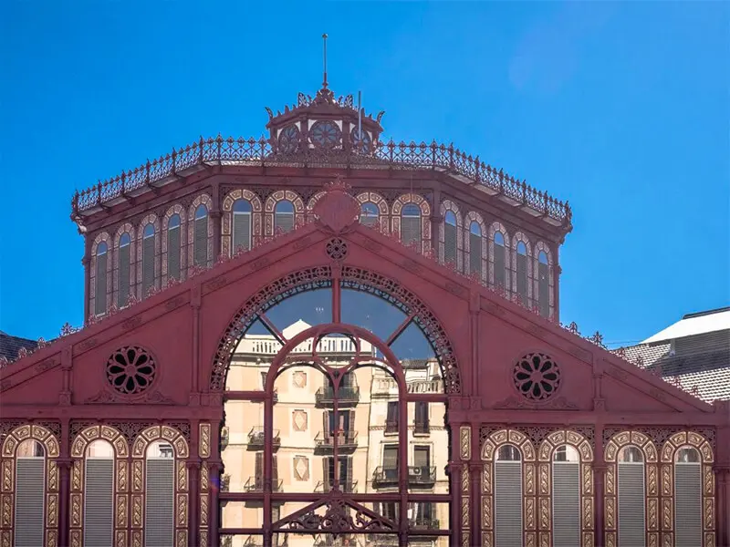 Descubre el histórico Mercat de Sant Antoni y disfruta de Ikibana Paral·lel