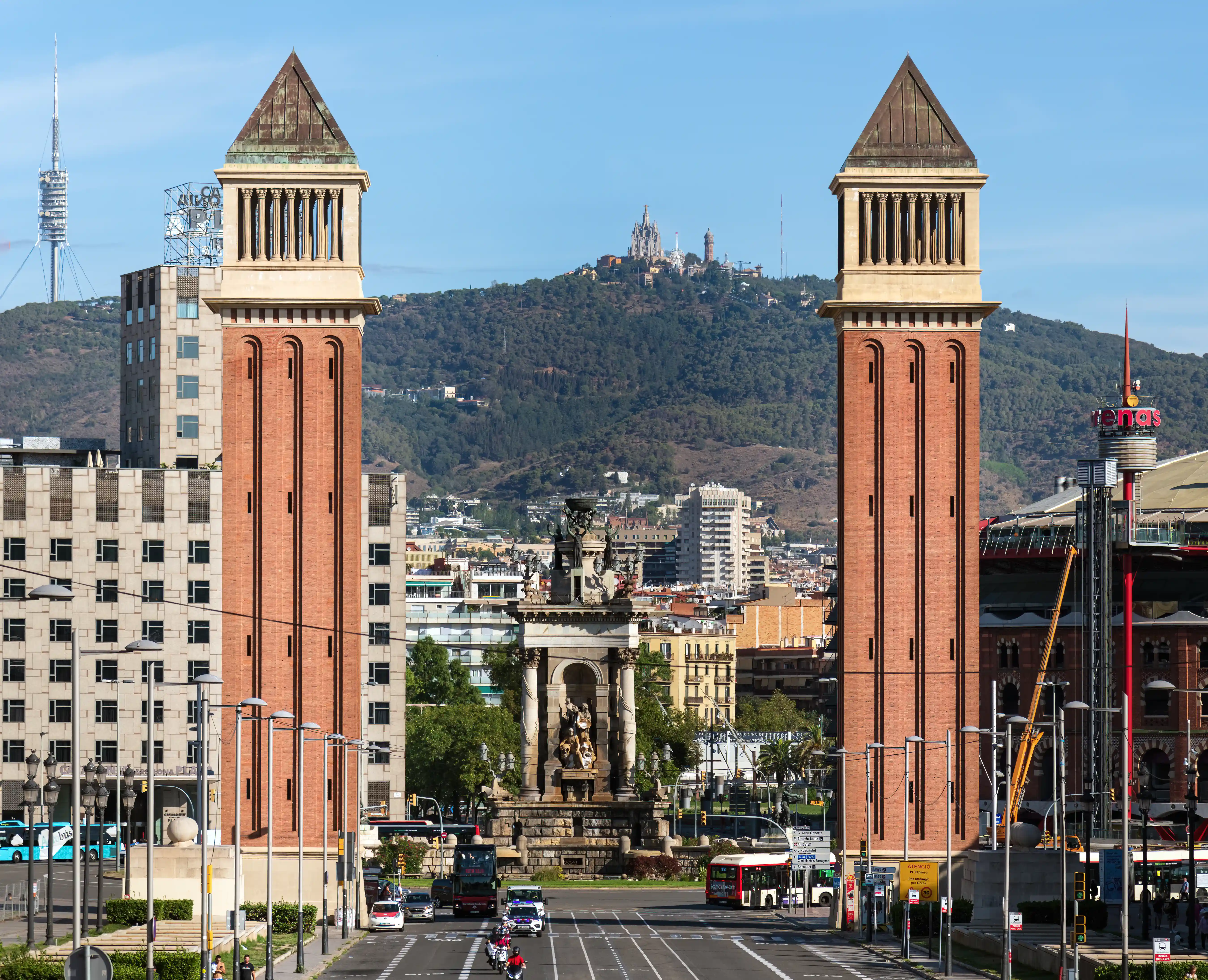 Las Torres Venecianes: Una puerta a Montjuïc a un paso de Ikibana Paral·lel