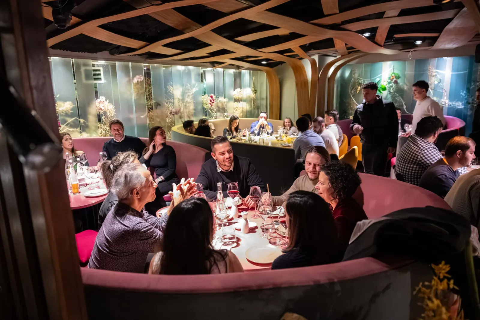 Mesa redonda en un reservado de Ikibana Sarrià
